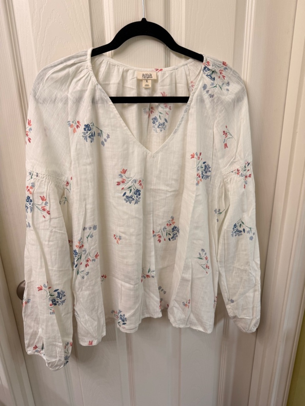 NWOT a.n.a White Floral V-Neck Boho Blouse with Pink and Blue Prints XL